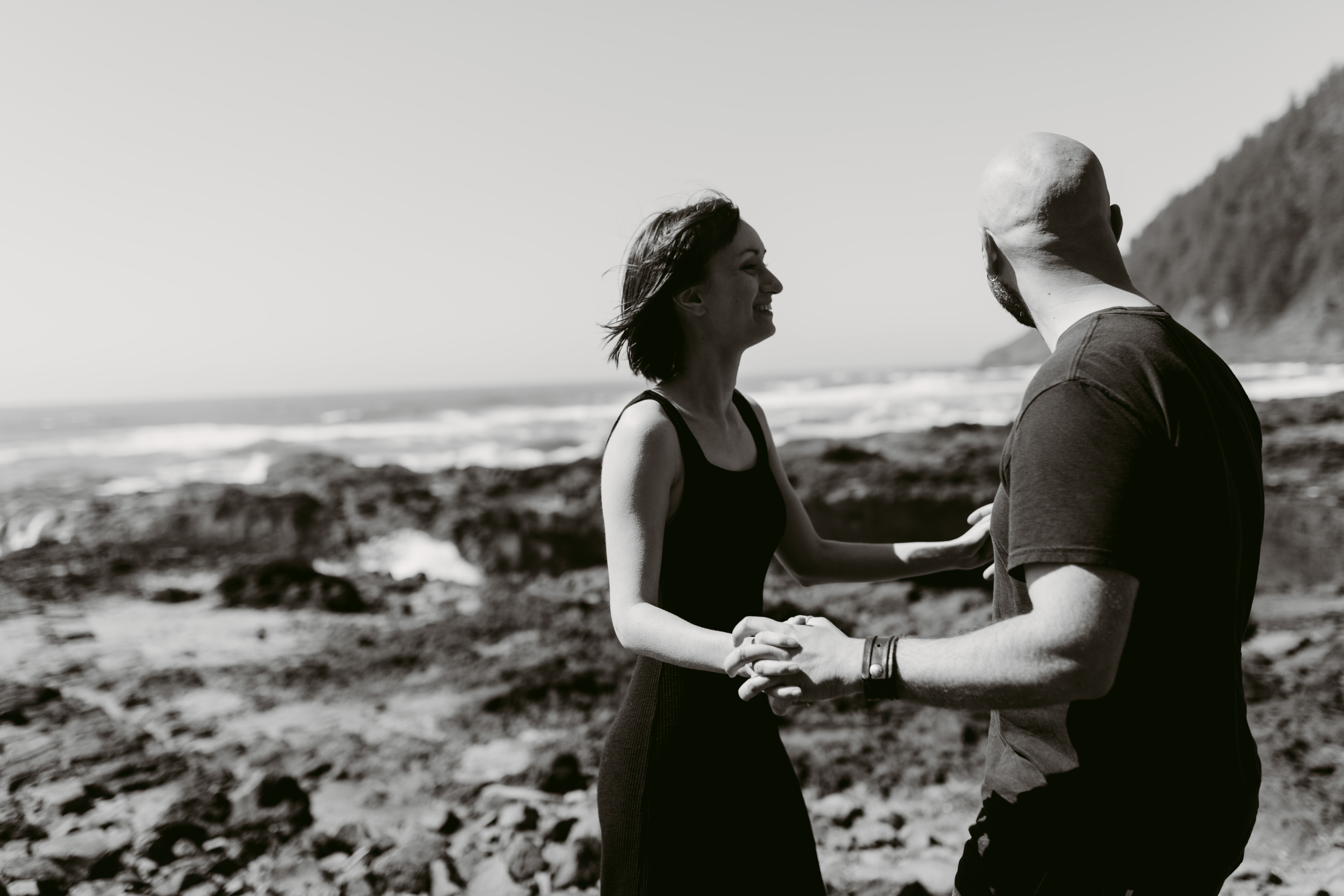 black and white picture on couple on the Oregon Coast