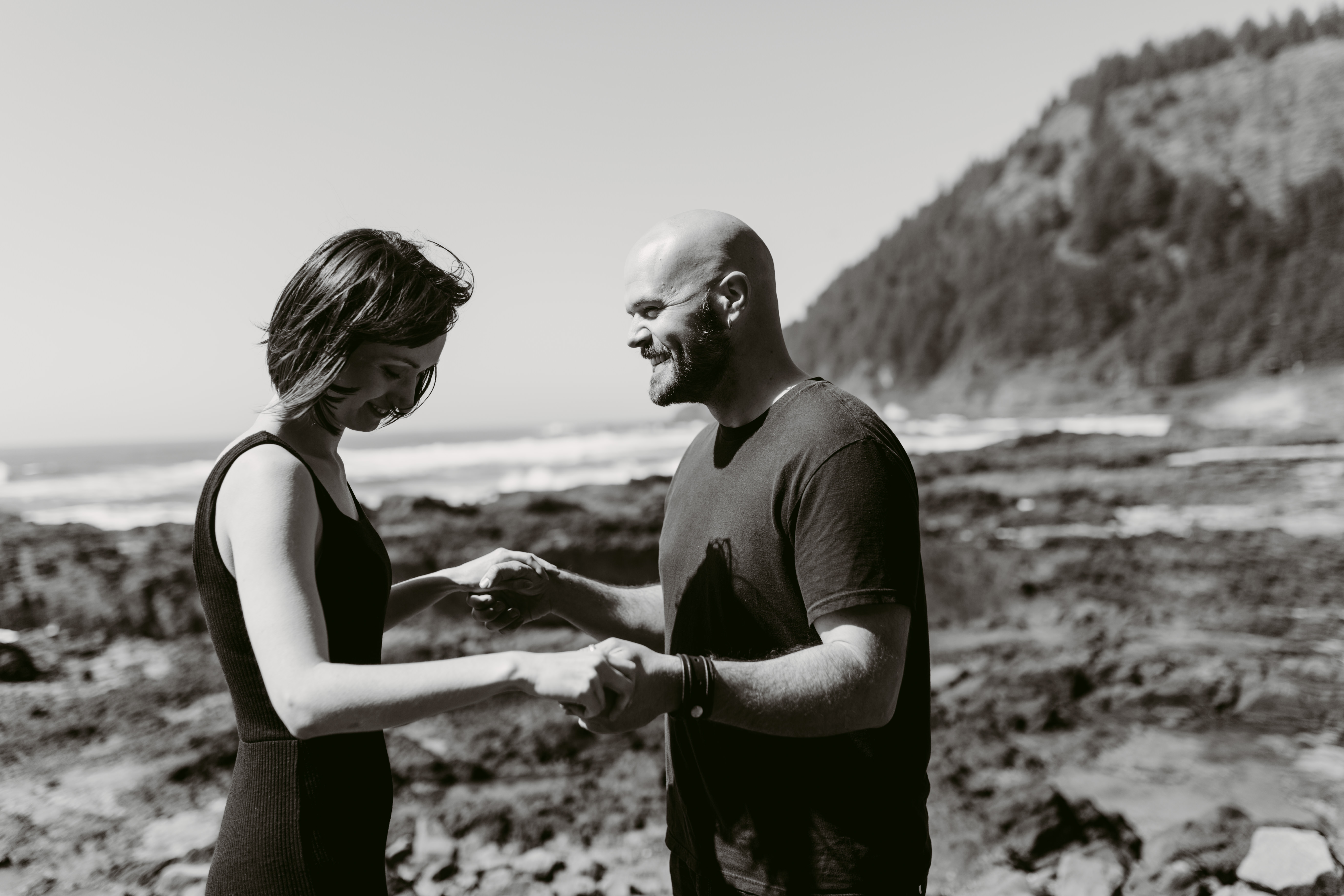 black and white picture of couple on the Oregon Coast